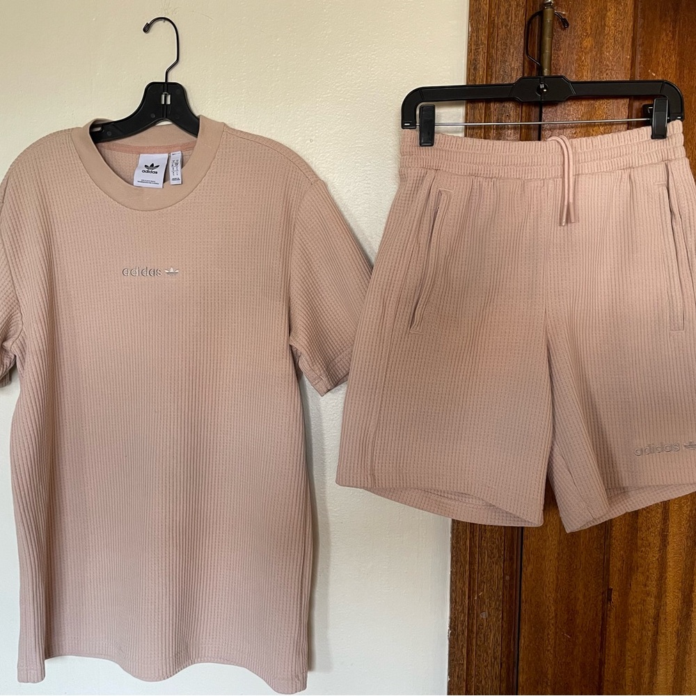 Adidas Two-piece NWOT Men’s Original Waffle Tee & Shorts. Sz S. Ash Pearl.